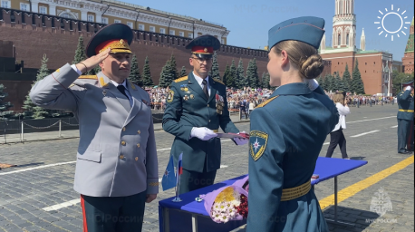 Выпускники Донецкого института ГПС МЧС Росии получили дипломы на Красной площади