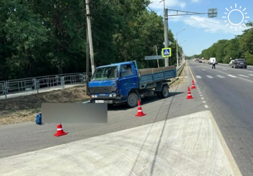 В окрестностях Краснодара произошла трагическая авария, в результате которой женщина погибла под колесами грузового автомобиля.