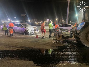 В Ростове легковушка протаранила трактор вблизи вокзала