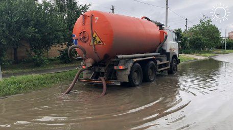 На улицы Краснодара вышла водооткачивающая техника