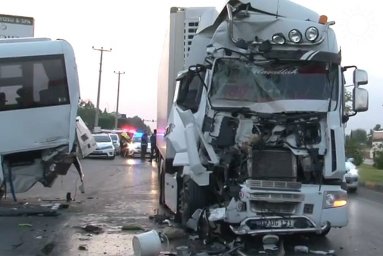 Автобус с туристами врезался в грузовик под Ростовом