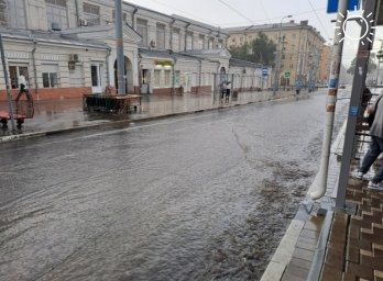 Ливень в Ростове: затопило Соборную площадь