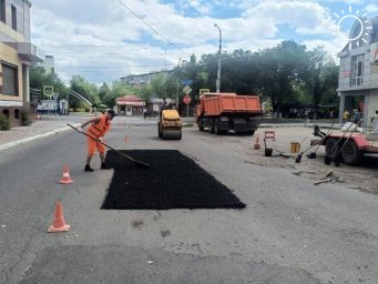 В Астрахани активно ведутся работы по ремонту дорожного покрытия